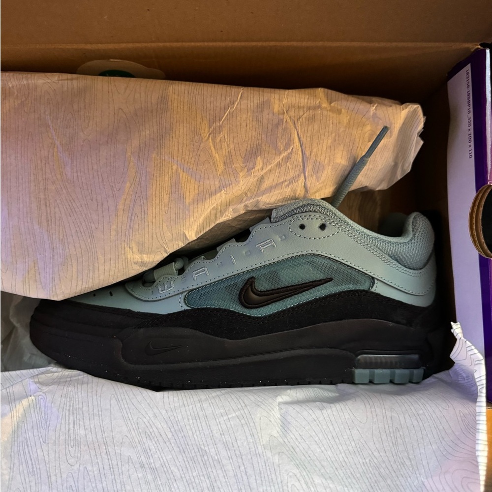 Nike Black and Light Blue Athletic Shoes Air Max Ishod sized women’s 9 - Picture 2 of 6
